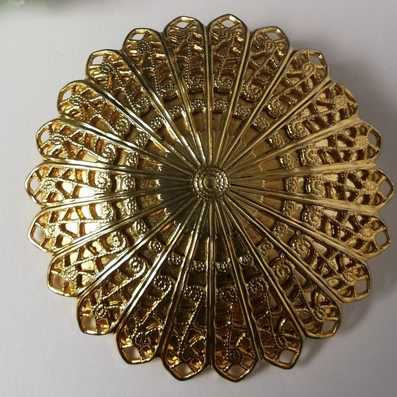 Vintage Gold Tone  Circle Filigree Metal Scarf Clip Brooch - Picture 2 of 6